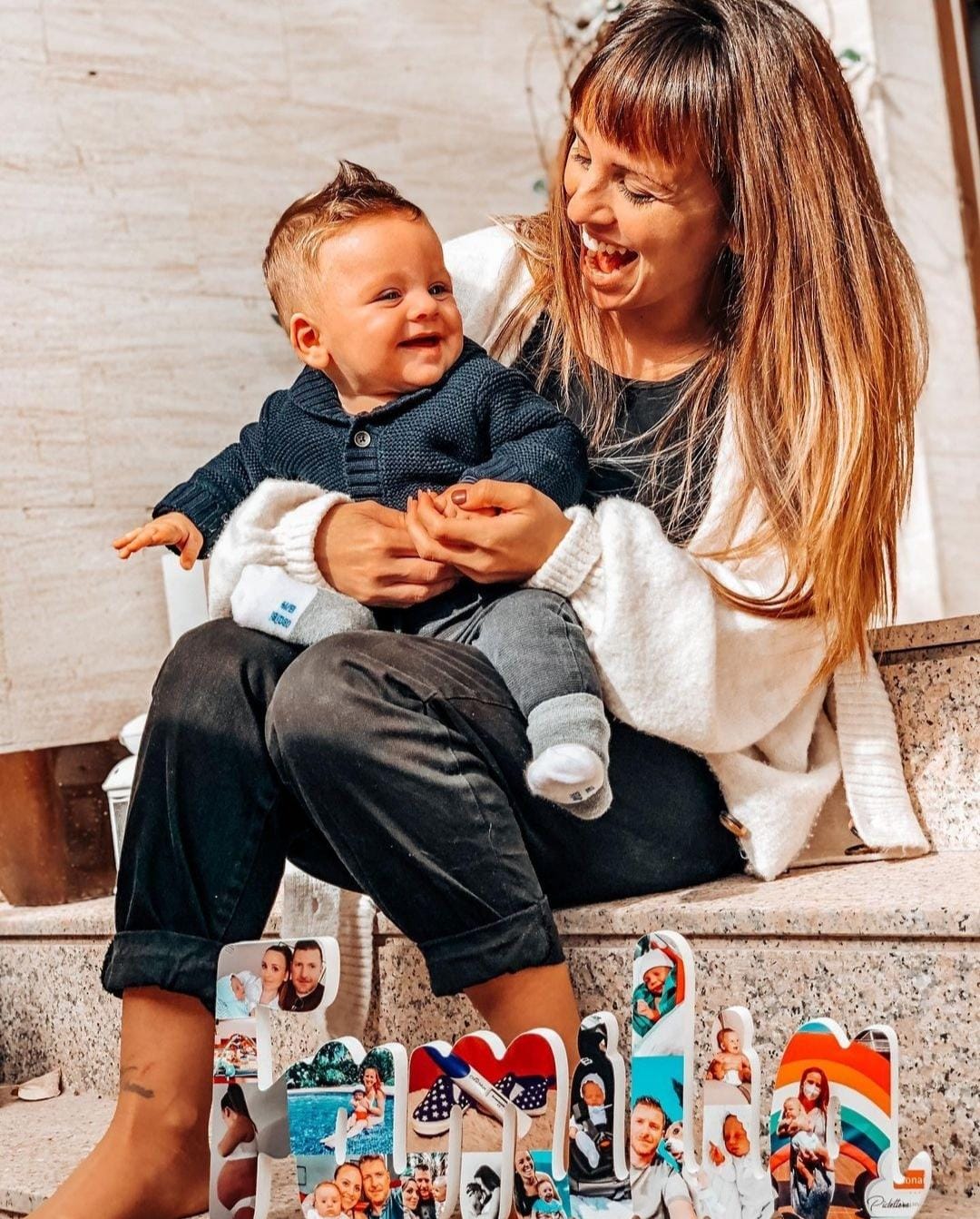 Madre e hijo con la palabra Familia decorada con fotos