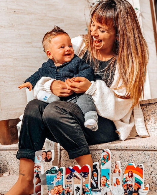 Madre e hijo con la palabra Familia decorada con fotos